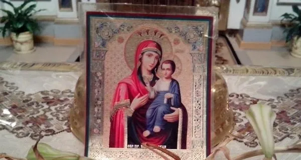 Ікона Божої Матері з дитям на святковому столі