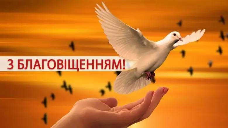 Біла голубка над рукою на заході сонця з привітанням Благовіщення.