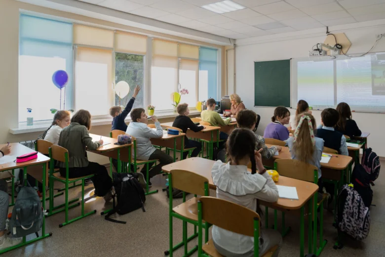 Класна кімната з дітьми та вчителем під час екологічної акції