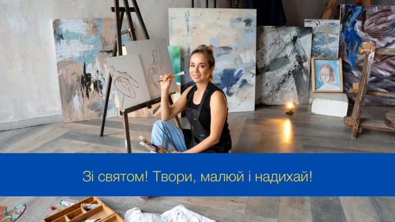 Художниця в студії з полотнами та кистями