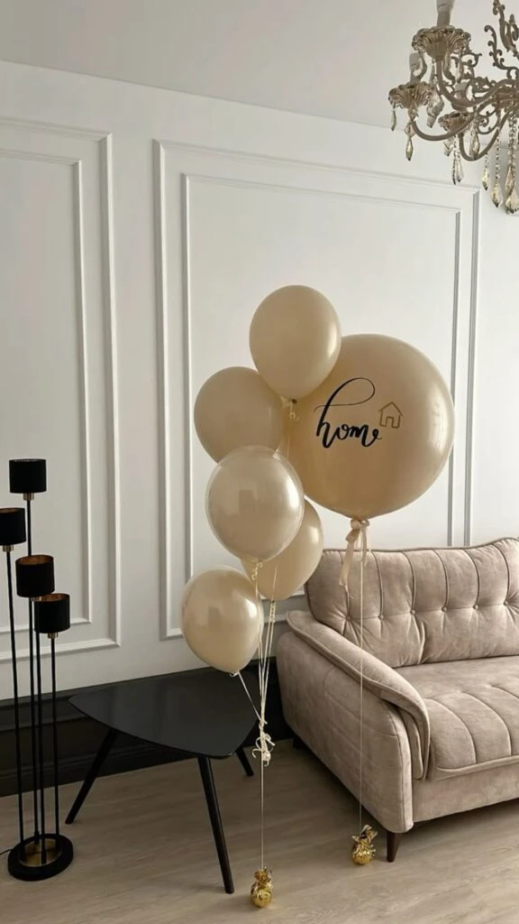Балони з написом home в інтер'єрі для новосілля