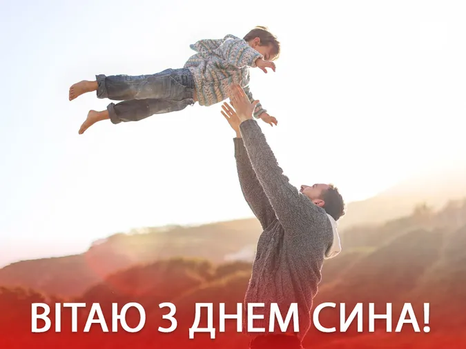 Тато кидає сина вгору на фоні заходу сонця