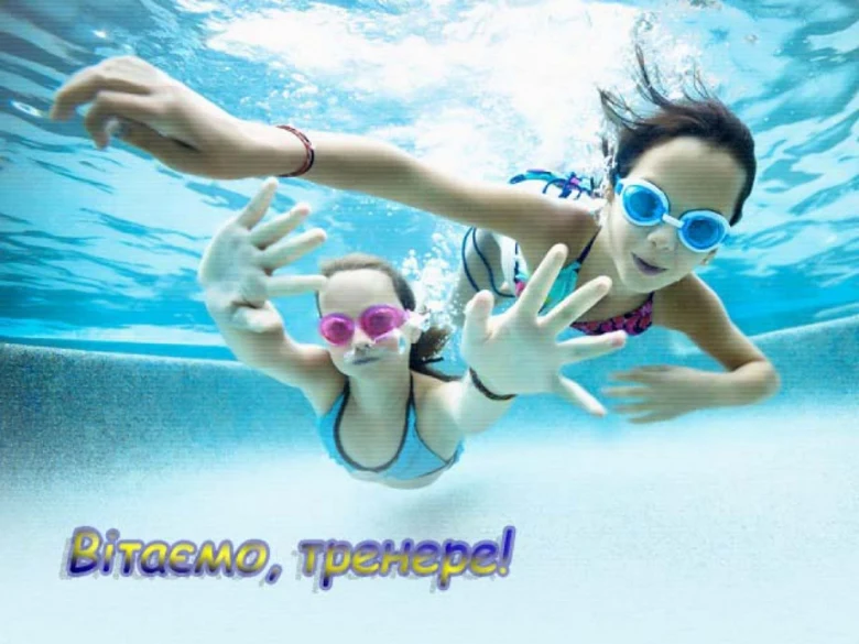Діти плавають під водою в басейні з очками