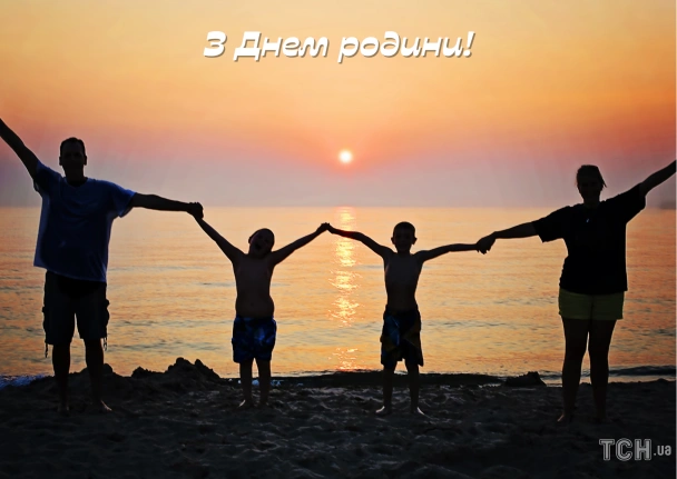 Сіуети родини на пляжі під час заходу сонця з привітанням.